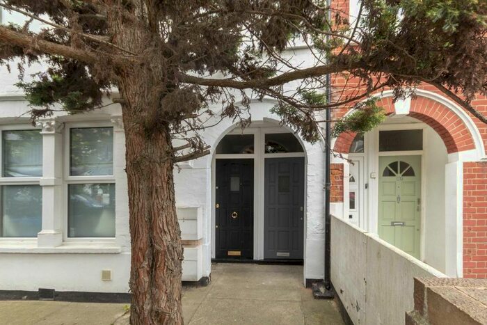 3 Bedroom Flat To Rent In Darwin Road, London, W5