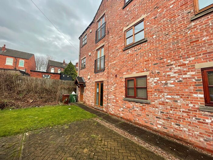 2 Bedroom Flat For Sale In Beaumont Street, Wakefield, WF3