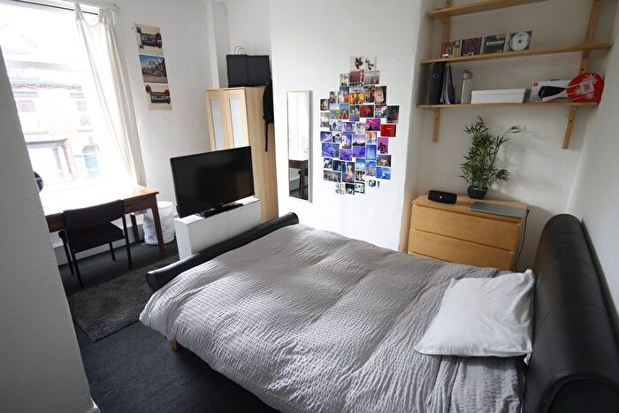 3 Bedroom Terraced House To Rent In Hyde Park Road, Leeds, LS6