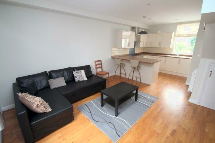 1 Bedroom Flat To Rent In King Lane, Moortown, Leeds, LS17