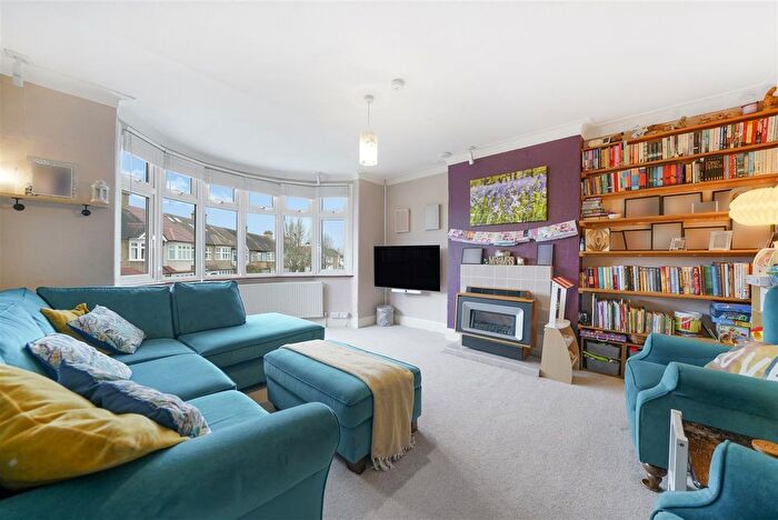 3 Bedroom Flat For Sale In The Woodlands, Hither Green, SE13