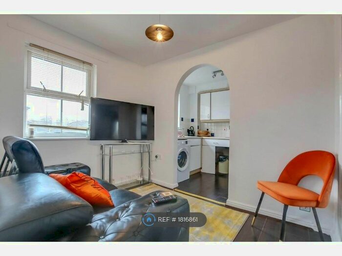 3 Bedroom Flat To Rent In Commercial Way, London, SE15