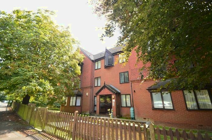 2 Bedroom Flat To Rent In De Cham Road, St Leonards On Sea, East Sussex, TN37