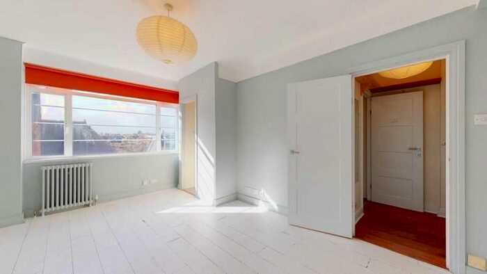 Flat To Rent In B Balham High Road, Tooting Bec, SW17