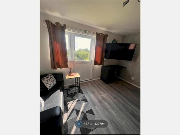 Studio To Rent In Barrow Close, London, N21