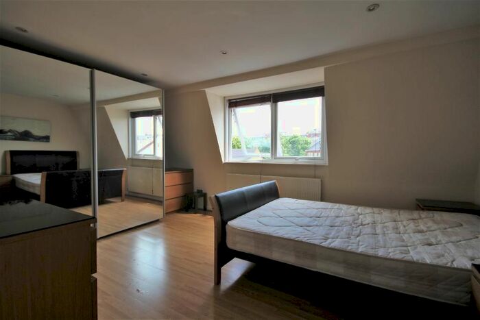 3 Bedroom Flat To Rent In Tollington Way, Holloway, London, N7