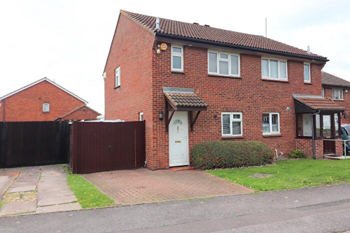 3 Bedroom Semi Detached House For Sale In Glenfield Road, Warden Hills, Luton, LU3