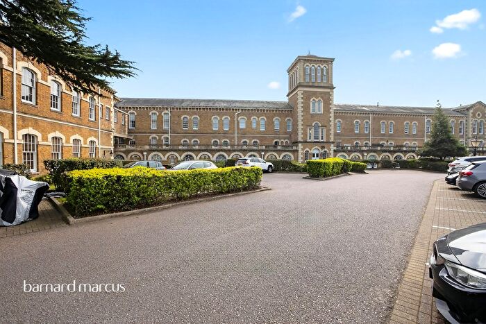 4 Bedroom Flat For Sale In Royal Drive, London, N11