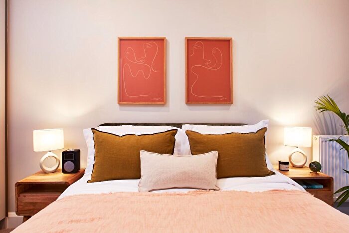 2 Bedroom Flat To Rent In Moat Street, London, SW11