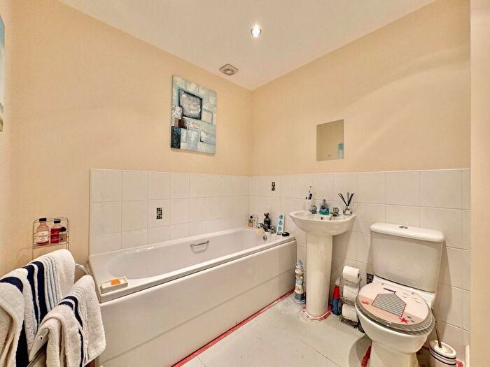 3 Bedroom Town House For Sale In Woodhead View, Jump, Barnsley, S74