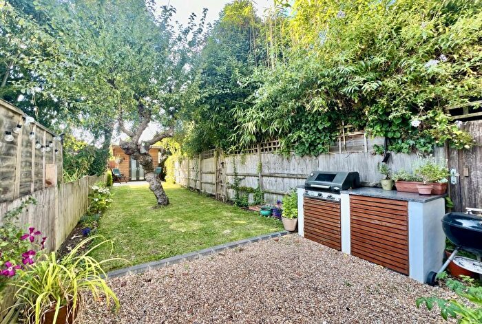 2 Bedroom Cottage For Sale In Kingsbury Lane, Ringwood, BH24