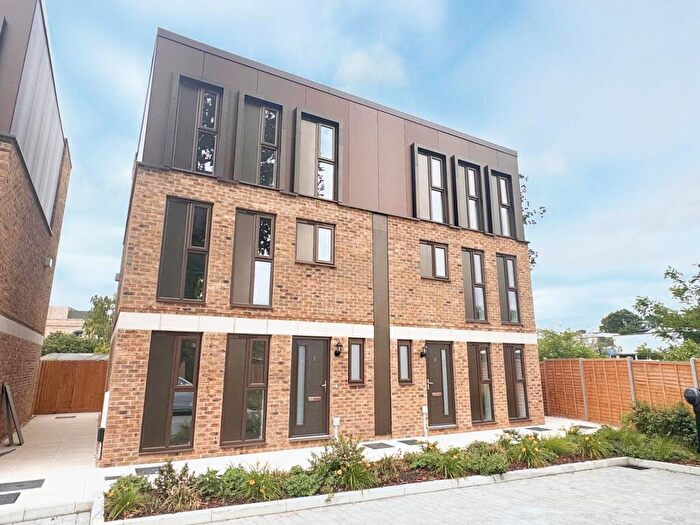 4 Bedroom Semi Detached House For Sale In Station Avenue, Walton On Thames, KT12