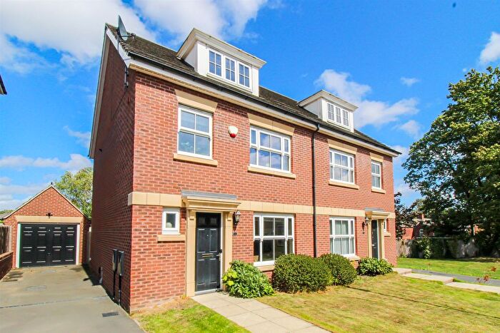 4 Bedroom Semi-Detached House For Sale In Hepworth Gardens, Wakefield, WF1