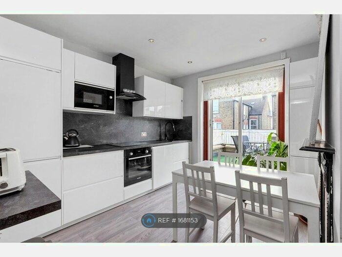 3 Bedroom Flat To Rent In Brancaster Road, London, SW16