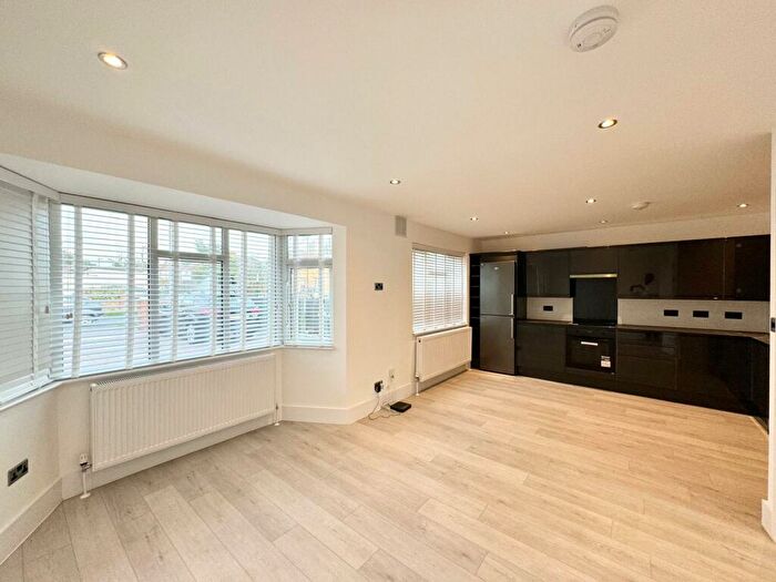 4 Bedroom Semi-Detached House To Rent In Eltham Green Road, SE9