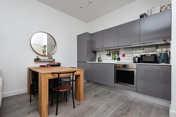 1 Bedroom Flat For Sale In Ladymead, Guildford, Surrey, GU1