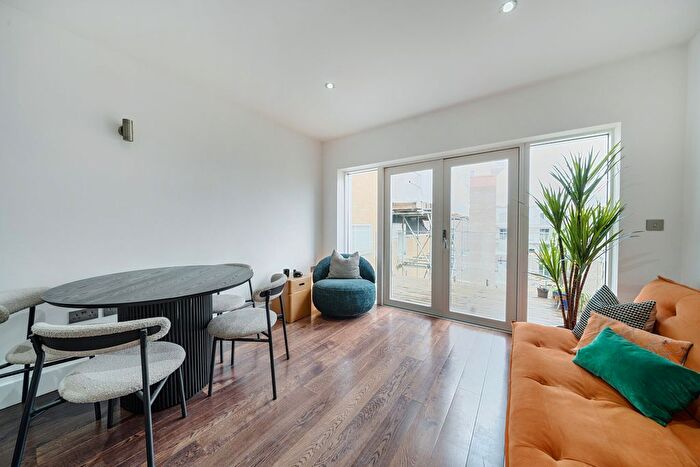 3 Bedroom Flat For Sale In Peckham High Street, London, SE15