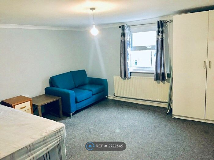 Studio To Rent In London Road, Reading, RG1