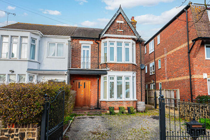 4 Bedroom Semi-Detached House For Sale In Riviera Drive, Southend-on-sea, SS1