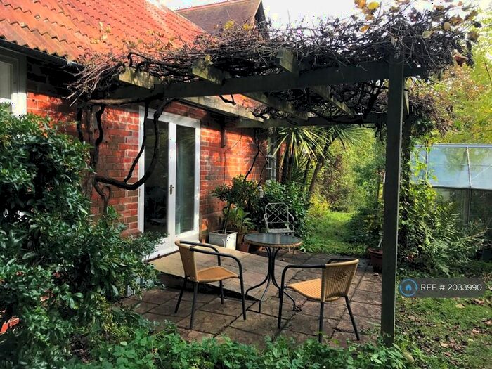 1 Bedroom Bungalow To Rent In The Street, Mortimer Common, Reading, RG7