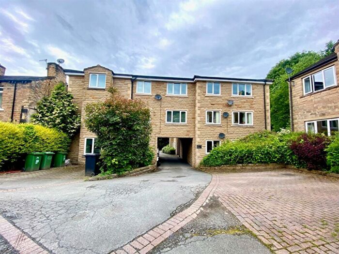 2 Bedroom Flat For Sale In Wood Lane, Huddersfield, HD4