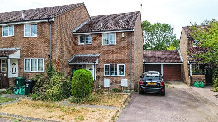 3 Bedroom End Of Terrace House For Sale In Robinson Court, Earley, Reading, Berkshire, RG6