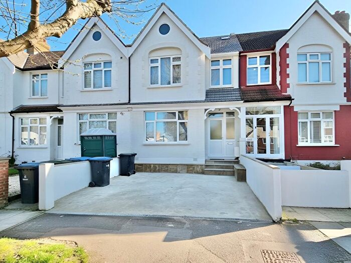 6 Bedroom Property For Sale In Park Road, Edmonton, London, Uk, N18