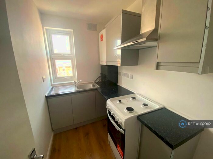 3 Bedroom Flat To Rent In Green Lane, Dagenham, RM8
