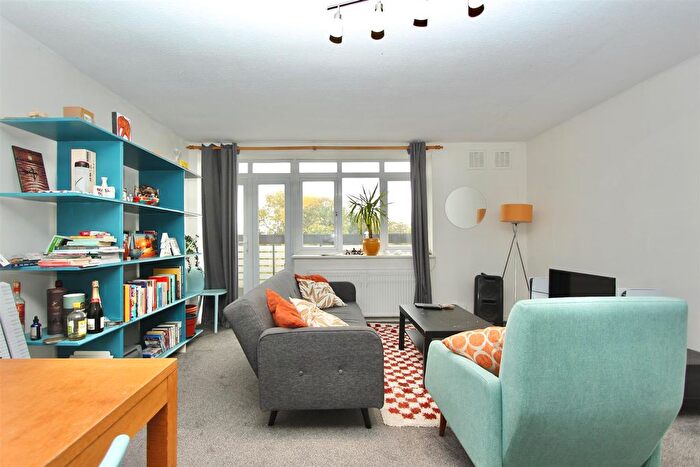 3 Bedroom Flat To Rent In Palm Court, Queen Elizabeth Walk, N16