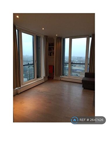 2 Bedroom Flat To Rent In Trade Tower, London, SW11