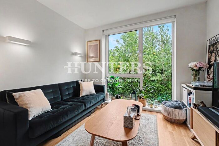 1 Bedroom Apartment For Sale In Oak Grove, Cricklewood, London, NW2