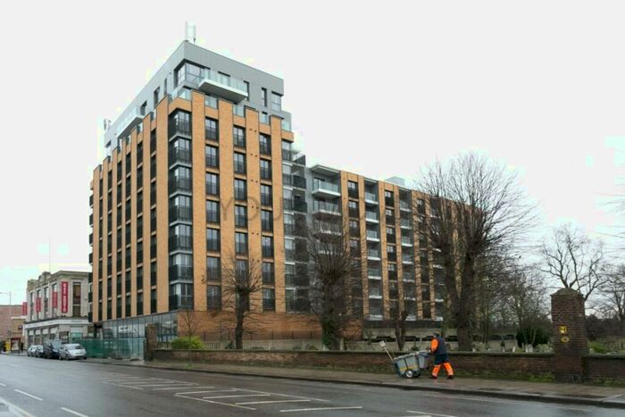 3 Bedroom Flat To Rent In High Road, Ilford, IG1