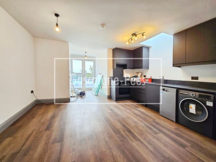 2 Bedroom Flat To Rent In Central Road, Worcester Park, KT4