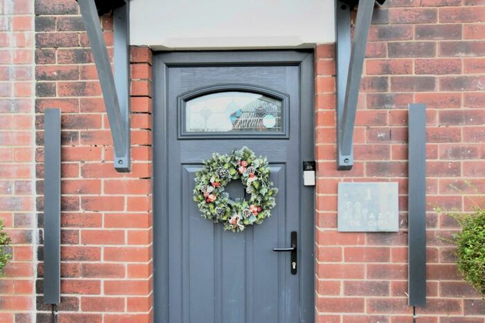 4 Bedroom Semi-Detached House To Rent In Maple Tree Close West, Scunthorpe, DN16