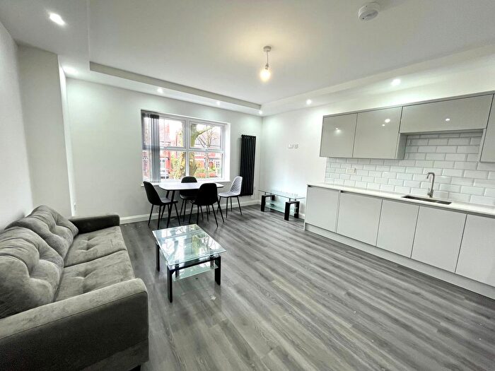 2 Bedroom Flat To Rent In Clothorn Road, Manchester, M20