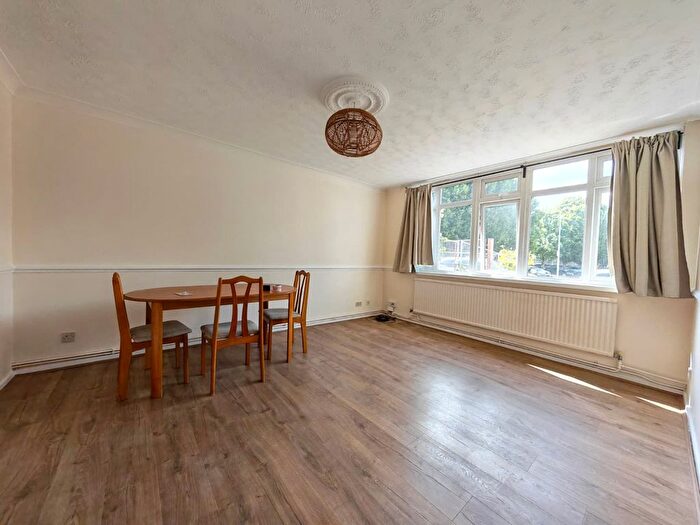 2 Bedroom Flat To Rent In Torrington Road, South Woodford, London, E18