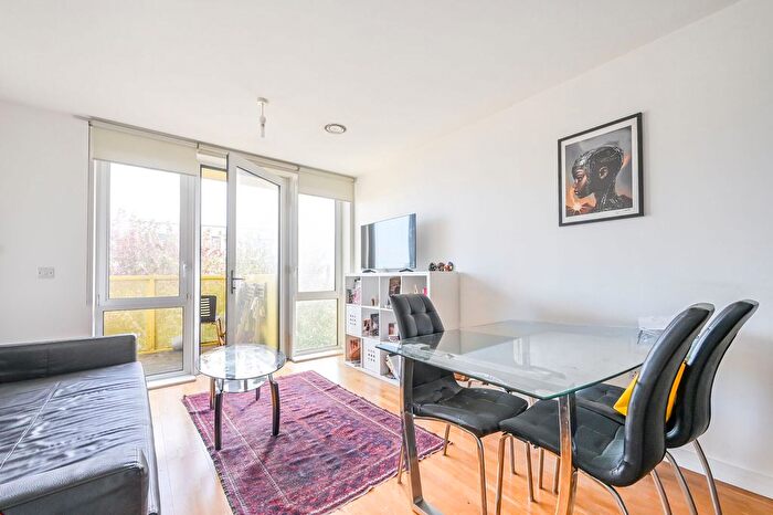 1 Bedroom Flat To Rent In White Horse Lane, Stepney, London, E1