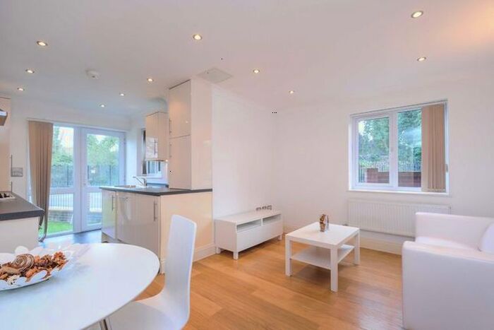 2 Bedroom Flat To Rent In Palace Road, London, SW2