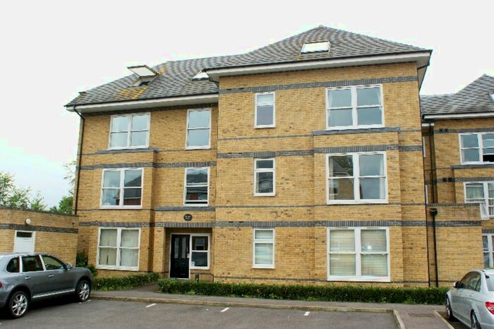 2 Bedroom Flat To Rent In Vicarage Road, Egham, TW20