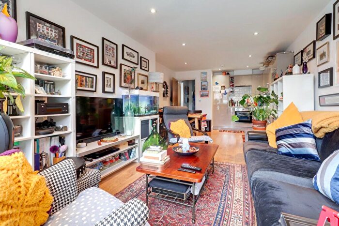 2 Bedroom Apartment To Rent In Brunswick Park Road, Friern Barnet, London, - Garage Included, N11