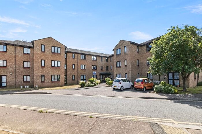 1 Bedroom Flat For Sale In Verona Close, Uxbridge, UB8