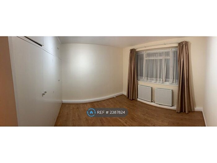 2 Bedroom Flat To Rent In Ashurst Road, London, N12