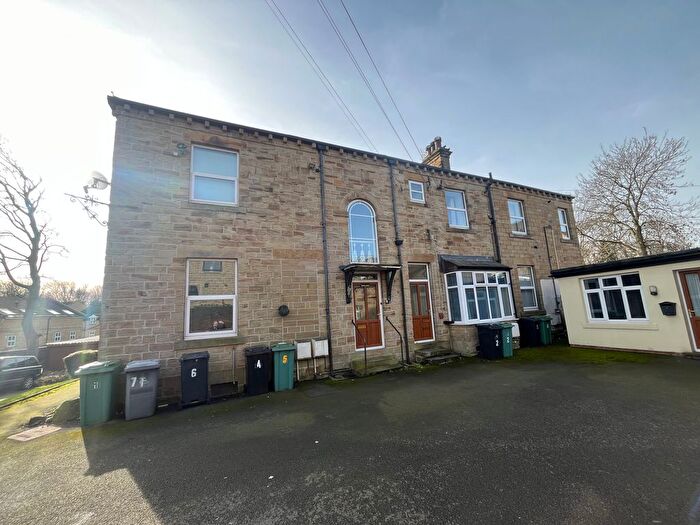 2 Bedroom Flat To Rent In Halifax Road, Staincliffe, Dewsbury, WF13