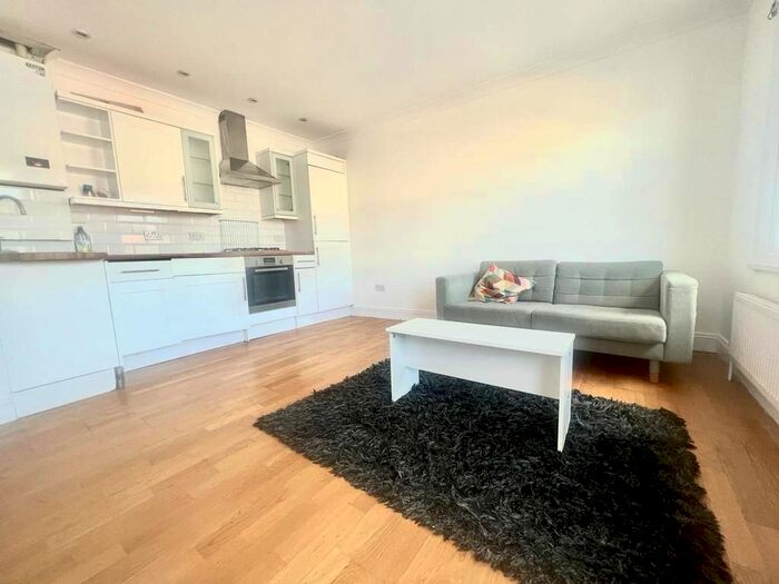 2 Bedroom Flat To Rent In Norwood Road, London, SE27