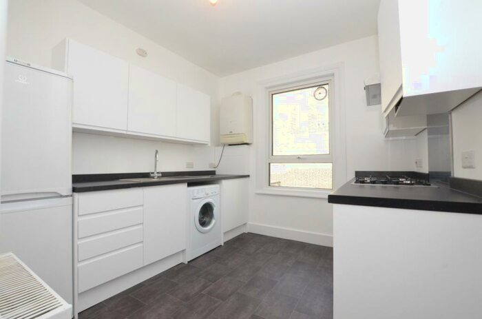 3 Bedroom Flat To Rent In Brockley Road, SE4