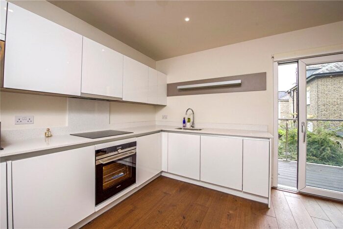 2 Bedroom Flat To Rent In Oakhill Road, Putney, London, SW15