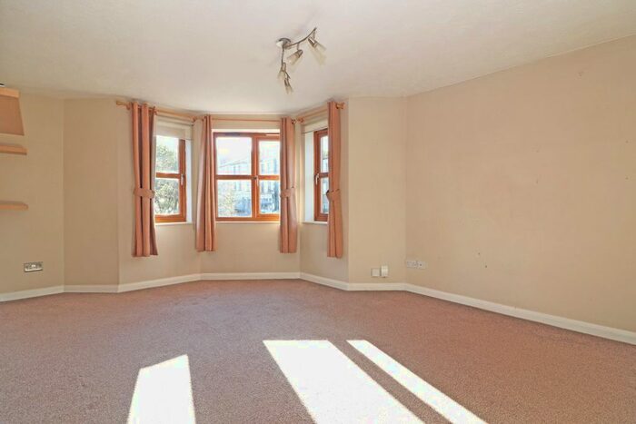 1 Bedroom Flat To Rent In Wilton Road, Redhill, RH1