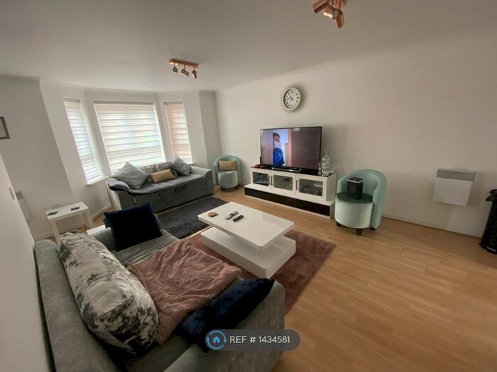 2 Bedroom Flat To Rent In Watling Gardens, Dunstable, LU6