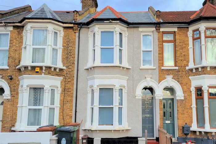 Studio To Rent In Madeira Road, London, E11