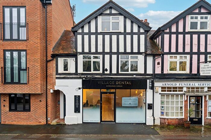 2 Bedroom Flat For Sale In Oak End Way, Gerrards Cross, SL9